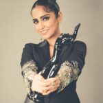Asees Kaur Instagram - The Black Lady is Home 🧿♥️ Thank you @filmfare for the Best Playback Singer Female Award for the eternal love song Raatan Lambiyan Thank you to the entire team for having faith in me @tanishk_bagchi @azeemdayani @sonymusicindia @dharmamovies @karanjohar Thank you to each one of you for loving the song soooo much 🥰 aapke pyaar ke bina ye possible nahi ho sakta tha Styling- @devyaani Makeup- @tush_91 Hair- @archenaa_stylist Clicked by @prabhjeekaur Edit by @mr_photographer00 #aseeskaur #Wolf777newsFilmfareAwards #FilmfareAwards #raatanlambiya #shershan #awards #grateful