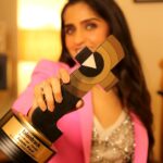 Asees Kaur Instagram - Thank you for all the love for #VeKamleya !! Receiving an award for this song makes it even more special. @talentrackofficial Special thanks to @saregama_official for bringing this one to life 🩷 @ipritamofficial @amitabhbhattacharyaofficial @dharmamovies 📸- @prabhjeekaur Muah - @rekhasharma_careforher #aseeskaur #talentrackawards #talentrackawards2023
