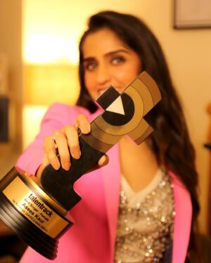Asees Kaur Instagram - Thank you for all the love for #VeKamleya !! Receiving an award for this song makes it even more special. @talentrackofficial 

Special thanks to @saregama_official for bringing this one to life 🩷
@ipritamofficial @amitabhbhattacharyaofficial @dharmamovies 

📸- @prabhjeekaur 
Muah - @rekhasharma_careforher 

#aseeskaur #talentrackawards #talentrackawards2023