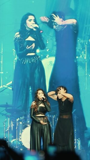 Asees Kaur Instagram - #VeKamleya has always been special but singing this one live has a special place in my heart. 
Thank you @chowenlai for brilliantly putting out all the emotions in the song in your act so smoothly 🩵 You have taken it to another level 🫶🏻
@ipritamofficial @amitabhbhattacharyaofficial 

Outfit by magical @_jimmyzdesigner_
Muah - @make_me_up_by_jiyaa_jain