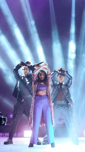 Asees Kaur Instagram - AHEMDABAD !! Stage, Fun, Music, Life ❤️

Shot by @karanghodapictures 
Edit by @tritika_singh 

#aseeskaur