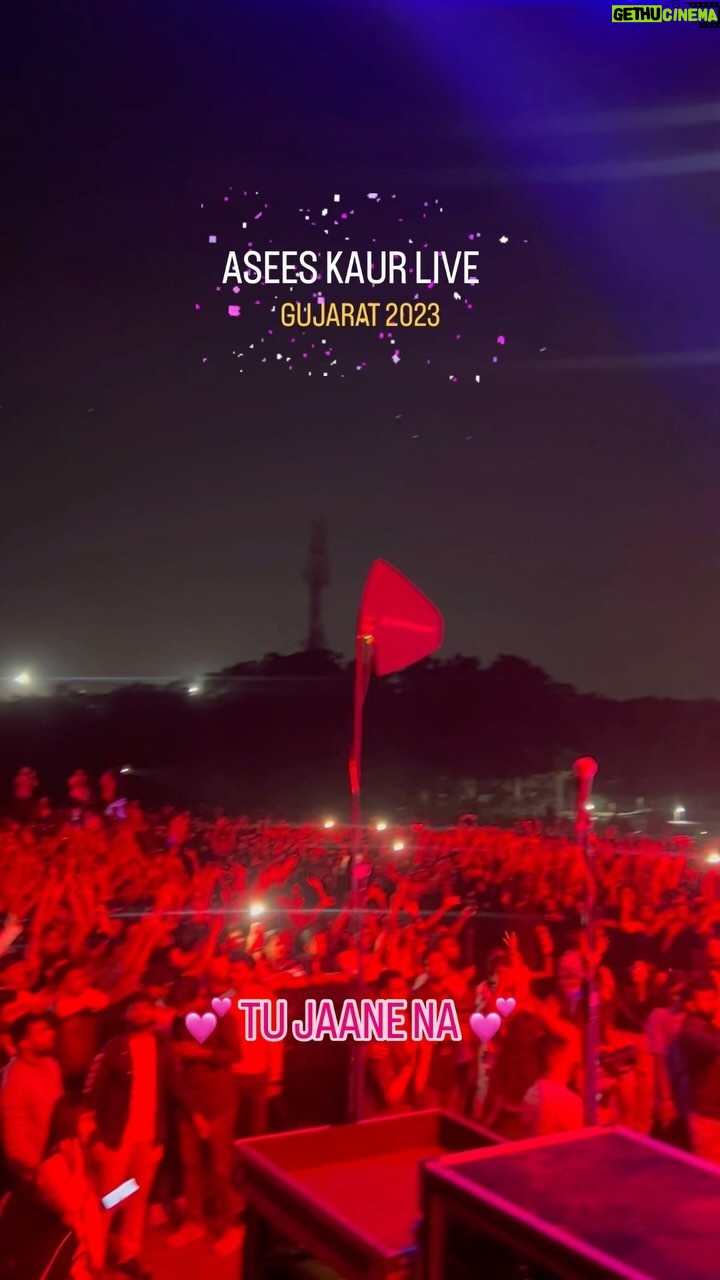 Asees Kaur Instagram - And we went crazy singing together π All hearts β₯οΈ to all the students who made last night memorable for us π§Ώ Heartfelt thank you from our team π we had a blast π₯ #aseeskaur #live #gujarat