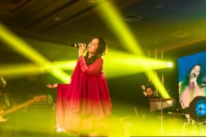 Asees Kaur Instagram - Dil ko Uljhane Ke Liye shukriya Mumbai ❤️

@spectal.management @sattva.24 @tmtalentmanagement 

👗- @_jimmyzdesigner_ 
💄- @make_me_up_by_jiyaa_jain 

[ Asees Kaur, Mumbai, Live Show ]