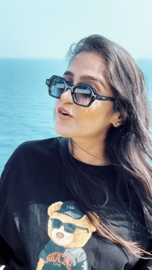 Asees Kaur Instagram - Hai koi Jawaab ? O mere Janaab !!

Khair @badboyshah is gaane ka to sach me koi jawaab hi nahi 💥
@goldiesohel thank you for producing this & singing the beautiful harmonies ❤️ on biwi’s demand 🤪

Video shot by @vaanijindal 
Edit by @peppered_yolk 

Asees Kaur, Badshah, Jawaab