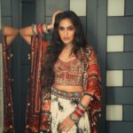 Asees Kaur Instagram - Jaan to ye look le kar hi gayi 😍 Kudos to the entire team for pulling it off so beautifully ❤️ Muah:- @tush_91 Outfit:-@aseemkapoor_official m in love with this creation of yours Jewellery:- @sangeetaboochra @silver.kiosk Stylist: @styledbysujata Styling Team:@gvidhlani @styling_by_shruti @sia_03_ @ruchino.03 @crys_tiva @ramnanisaloni @the_sudha_sharma 📸- @raymudafare Edit- @mr_photographer00 #AseesKaur #mithoon #salimsulaiman #bhoomi