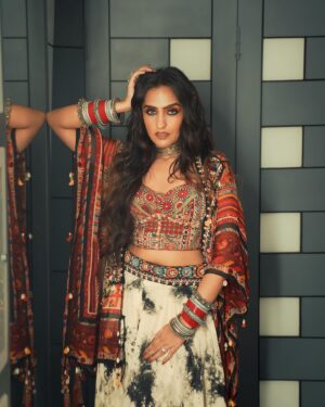 Asees Kaur Instagram - Jaan to ye look le kar hi gayi 😍 
Kudos to the entire team for pulling it off so beautifully ❤️

Muah:- @tush_91 
Outfit:-@aseemkapoor_official m in love with this creation of yours
Jewellery:- @sangeetaboochra @silver.kiosk
Stylist: @styledbysujata 
Styling Team:@gvidhlani @styling_by_shruti @sia_03_ @ruchino.03 @crys_tiva @ramnanisaloni @the_sudha_sharma

📸- @raymudafare 
Edit- @mr_photographer00 

#AseesKaur #mithoon #salimsulaiman #bhoomi