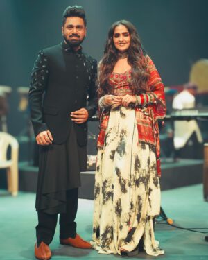 Asees Kaur Instagram - Jaan to ye look le kar hi gayi 😍 
Kudos to the entire team for pulling it off so beautifully ❤️

Muah:- @tush_91 
Outfit:-@aseemkapoor_official m in love with this creation of yours
Jewellery:- @sangeetaboochra @silver.kiosk
Stylist: @styledbysujata 
Styling Team:@gvidhlani @styling_by_shruti @sia_03_ @ruchino.03 @crys_tiva @ramnanisaloni @the_sudha_sharma

📸- @raymudafare 
Edit- @mr_photographer00 

#AseesKaur #mithoon #salimsulaiman #bhoomi