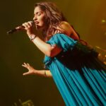 Asees Kaur Instagram - NICMAR !!!! You guys were truly remarkable 🤩💓 @tmtalentmanagement @spectal.management 👗- @_jimmyzdesigner_ 💄- @punemakeupart_by_nikita_lakhe 📸- @bhushanvisuals @gimbal_boy #aseeskaur #pune #concert