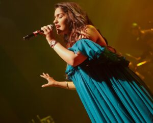 Asees Kaur Instagram - NICMAR !!!! You guys were truly remarkable 🤩💓 
@tmtalentmanagement @spectal.management 

👗- @_jimmyzdesigner_ 
💄- @punemakeupart_by_nikita_lakhe 
📸- @bhushanvisuals @gimbal_boy 
#aseeskaur #pune #concert