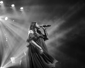 Asees Kaur Instagram - NICMAR !!!! You guys were truly remarkable 🤩💓 
@tmtalentmanagement @spectal.management 

👗- @_jimmyzdesigner_ 
💄- @punemakeupart_by_nikita_lakhe 
📸- @bhushanvisuals @gimbal_boy 
#aseeskaur #pune #concert