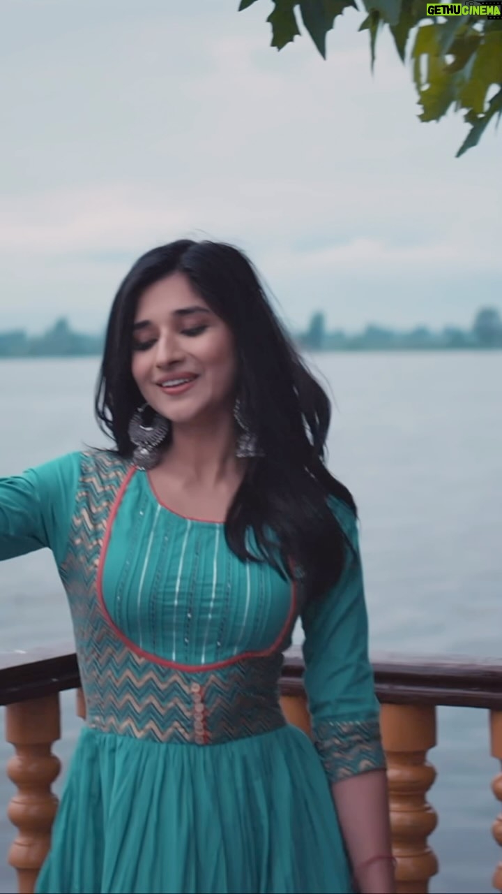 Asees Kaur Instagram - #ammiye !! It’s out now on @desimelodies youtube channel. Bahut pyaar do & make ur reels !! 💕