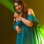 Asees Kaur Instagram - NICMAR !!!! You guys were truly remarkable 🤩💓 @tmtalentmanagement @spectal.management 👗- @_jimmyzdesigner_ 💄- @punemakeupart_by_nikita_lakhe 📸- @bhushanvisuals @gimbal_boy #aseeskaur #pune #concert