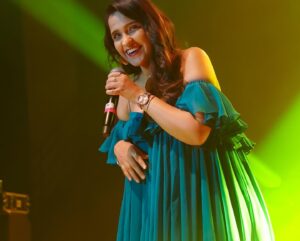 Asees Kaur Instagram - NICMAR !!!! You guys were truly remarkable 🤩💓 
@tmtalentmanagement @spectal.management 

👗- @_jimmyzdesigner_ 
💄- @punemakeupart_by_nikita_lakhe 
📸- @bhushanvisuals @gimbal_boy 
#aseeskaur #pune #concert