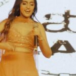 Asees Kaur Instagram - Dholida !! Aisa baja re tu Dhol …. Such fun times in Ahemdabad & Vadodra @itsamittrivedi @atazaad @aamir_o_mir Styled by @styledbysujata #aseeskaur #amittrivedi #atazaad