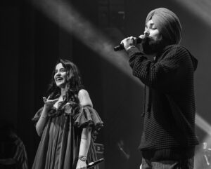Asees Kaur Instagram - NICMAR !!!! You guys were truly remarkable 🤩💓 
@tmtalentmanagement @spectal.management 

👗- @_jimmyzdesigner_ 
💄- @punemakeupart_by_nikita_lakhe 
📸- @bhushanvisuals @gimbal_boy 
#aseeskaur #pune #concert