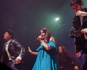 Asees Kaur Instagram - NICMAR !!!! You guys were truly remarkable 🤩💓 
@tmtalentmanagement @spectal.management 

👗- @_jimmyzdesigner_ 
💄- @punemakeupart_by_nikita_lakhe 
📸- @bhushanvisuals @gimbal_boy 
#aseeskaur #pune #concert