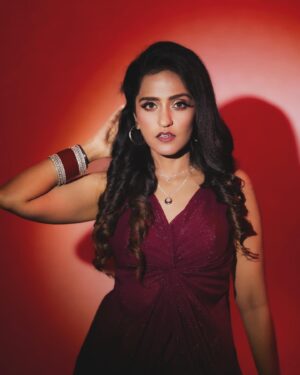Asees Kaur Instagram - Sach batau, abhi to dil purani photos me hi uljha hua hai 🤣 

Embracing this new phase of life ….. #moodswings kasam se 🫣

#aseeskaur #blessings #life