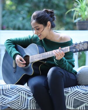 Asees Kaur Instagram - Closest to my heart like Khayaal ❤️
Goldsss Aap aur Music 💫

#khayaal #aseeskaur #goldiesohel