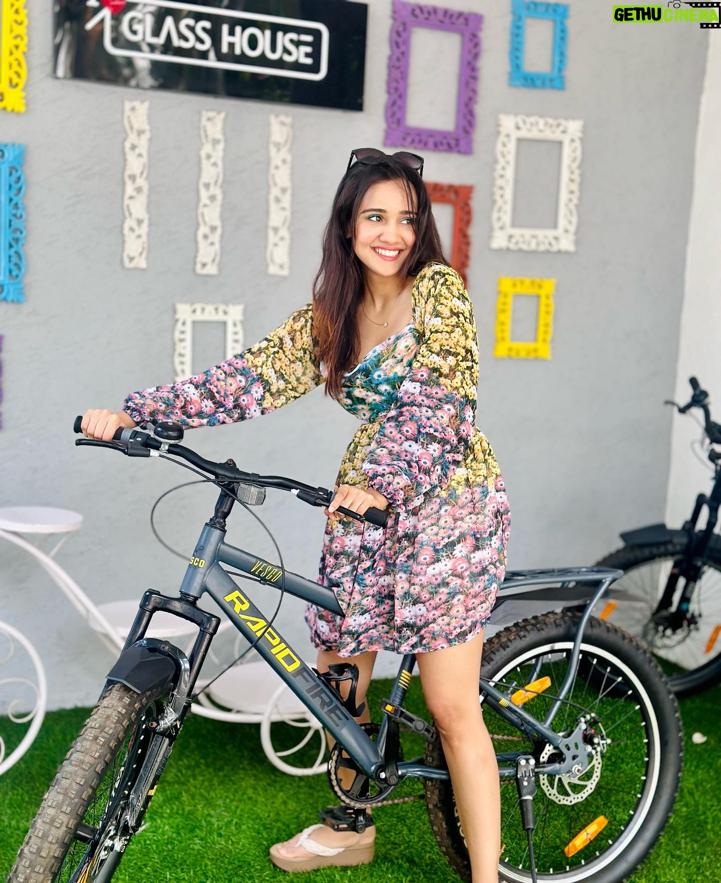 Ashi Singh Instagram - Smile big, laugh often 🤗♥️ . @glasshouseluxuryvilla