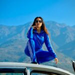 Ashi Singh Instagram – Car Mai Safar karne ka Tareeka thorda Cazzual hai 🤣🙌

#ashisingh #travel #ontheroad #mountians #car #road #travelling #itsmeashi #love #me #funny #casual #ootd