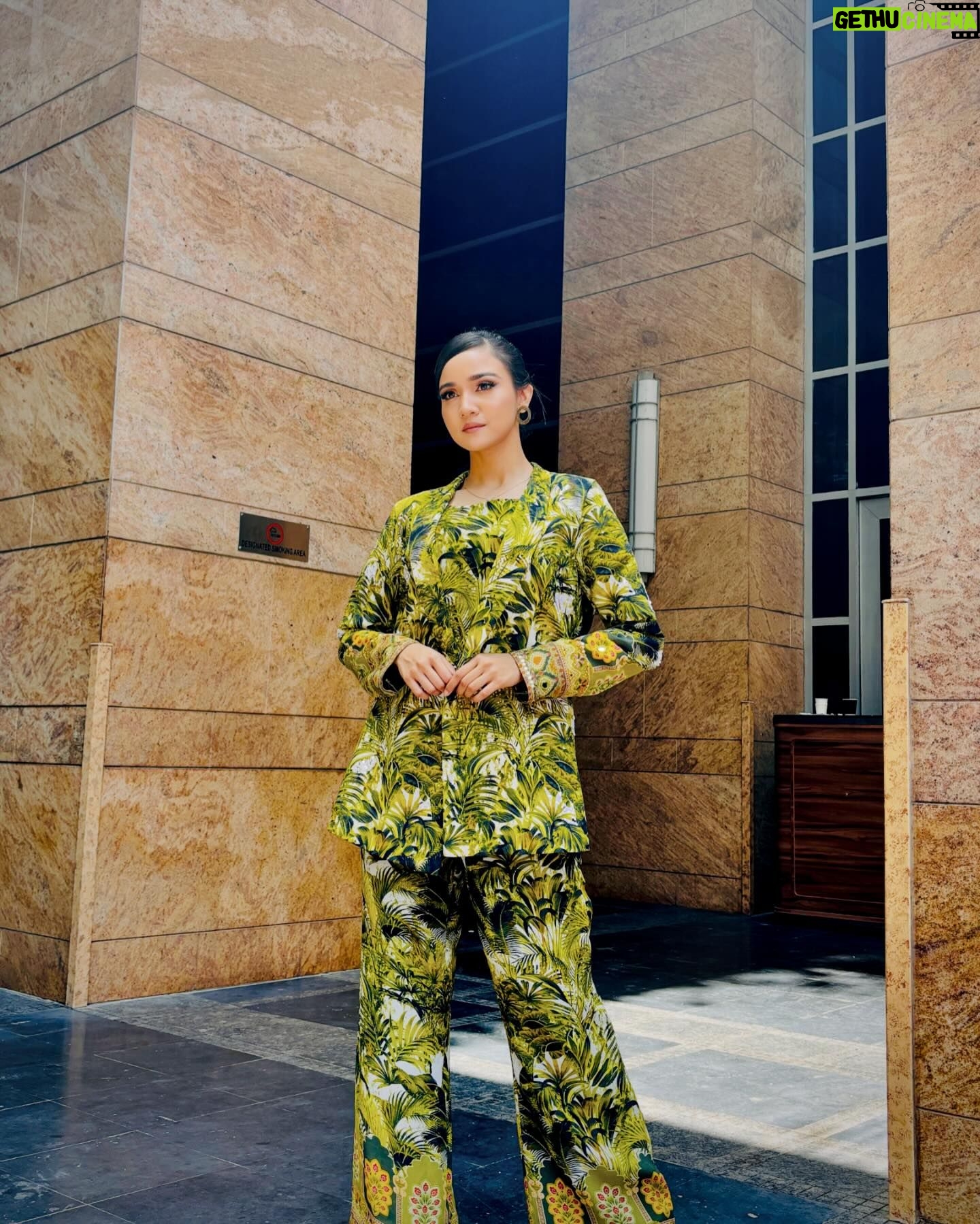 Ashi Singh Instagram - @timesfashionweek just got a whole lot greener๐ (and a whole lot more glamorous)!๐๐ Outfit by : @charuparasharofficial . . . #ashisingh #ashi #itsmeashi #fashion #fashionweek #timesfashionweek #green #ashisinghoutfits #rampwalk #corporatelook #ootd #outfitoftheday #ootdfashion #grwm #grwmoutfit