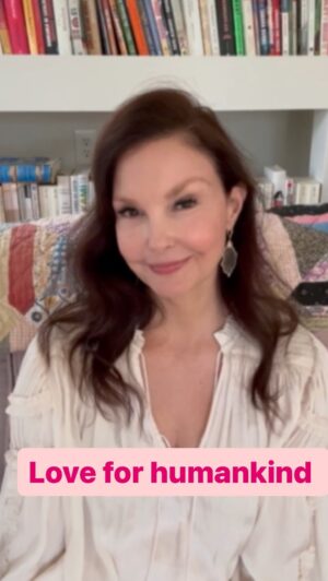 Ashley Judd Instagram - Love is so rich we need it to survive. Science now proves we can die of a literal broken heart. I have expierneced various forms of love, my deeply loyal love for my sibling, cosmic, chest heaving love from my mother, the cheering sweetness of love of childhood friends, the intricate, sustaining, fascinating love of my romantic partner, ineffable love for my animals, awesome love of nature, and also AGAPE, these spontaneous vistations of profound love from total strangers. I wanted to share just one example of this with you today. Have you ever felt AGAPE? What was it like for you? Share with me in the comments below. ❤️