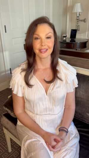 Ashley Judd Instagram - Today is #VoteEarlyDay! There are critical local and state elections happening across the country, and Nov 7th is your last day to vote. 

Express your values, principles, and ideals, for your family and neighbors. & let your voice be heard! Check your voter registration and go to voteearly.org to make a plan to vote, and see how easy voting early can be!