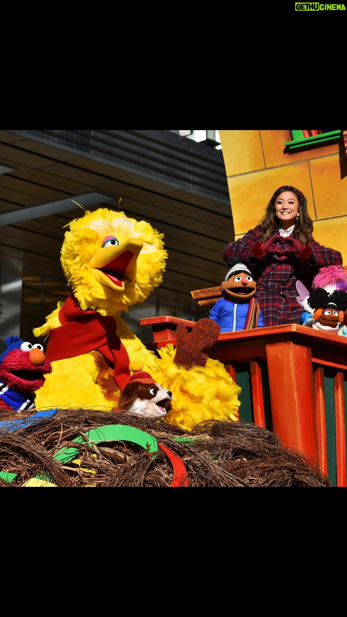 Ashley Park Instagram - We had the best time seeing you all at the Macy’s Thanksgiving Day Parade! 🍂🌟🎁❤️☃️ May your holidays be filled with love, warmth, and friendship! #MacysParade #SesameStreet