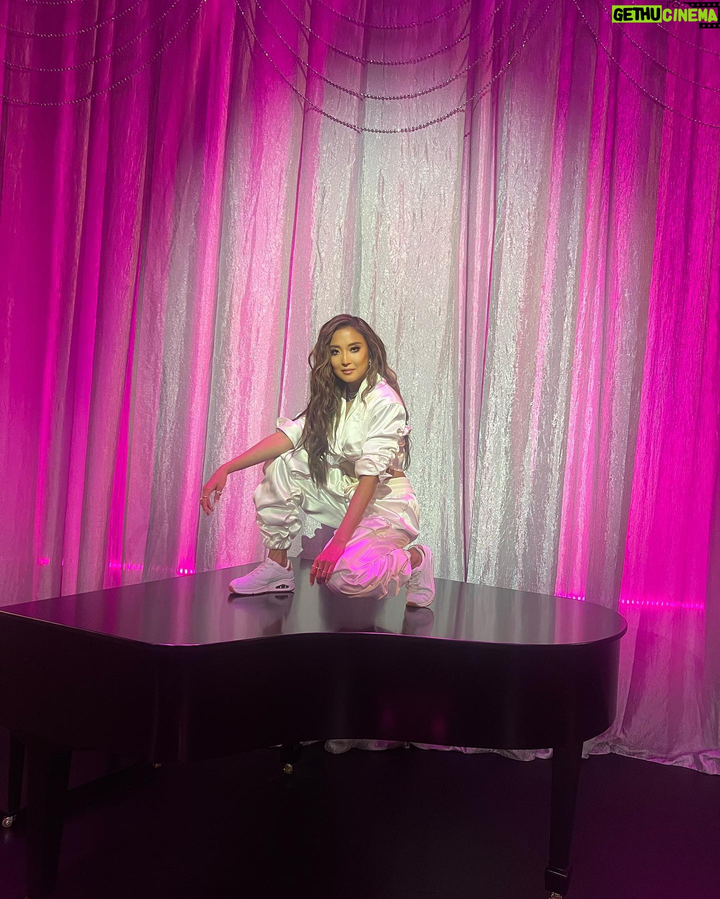 Ashley Park Instagram - 🕊️🔥summer comin in white-hot🔥👟 #SkechersAmbassador #Uno @Skechers 🫶