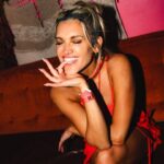 Ashley Roberts Instagram – Until next year @brits 🖤
Had a blast working w @thisisheart 
Life goals moment w Miss Kylie ✔️ 

Styled @thomasgeorgewulbern 
Hair @hairbylinus 
Make up @louboxy 
Shot by @the.twins.shot.this 

Thanks to @rosewoodlondon @michaelbonsor 🫶🏼