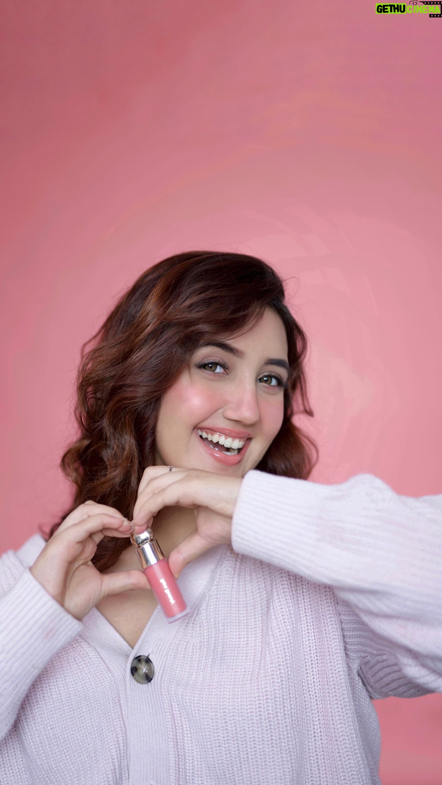 Ashnoor Kaur Instagram - Rare beauty liquid blush- Shade happy💞 Has made me all things happy hehe, loveeee it!!! How much would you rate it out of 10?👀✨ Ps: Idk why is the video pixelating after posting😥