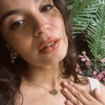Aslı Bekiroğlu Instagram – Hey hey! ☀️Sizlere çok beğendiğim bir iş birliğinden bahsedecegim🥹💚 

Türkiye’nin sertifikalı tek sürdürülebilir mücevher markası @rundajewelry, marka tarihinin ilk iş birliğini endüstriyel tasarımcı @erdemakan  #IntoTheWoods koleksiyonu ile gerçekleştirdi🍃

İlhamını doğadan alan bu özel koleksiyon, en değerli mücevherin doğa olduğunu bir kez daha hatırlatıyor💚

@rundajewelry 
#doganinbirparcasiol
#IntoTheWoods
#işbirliği