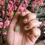 Aslı Bekiroğlu Instagram – Hey hey! ☀️Sizlere çok beğendiğim bir iş birliğinden bahsedecegim🥹💚 

Türkiye’nin sertifikalı tek sürdürülebilir mücevher markası @rundajewelry, marka tarihinin ilk iş birliğini endüstriyel tasarımcı @erdemakan  #IntoTheWoods koleksiyonu ile gerçekleştirdi🍃

İlhamını doğadan alan bu özel koleksiyon, en değerli mücevherin doğa olduğunu bir kez daha hatırlatıyor💚

@rundajewelry 
#doganinbirparcasiol
#IntoTheWoods
#işbirliği