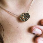 Aslı Bekiroğlu Instagram – Hey hey! ☀️Sizlere çok beğendiğim bir iş birliğinden bahsedecegim🥹💚 

Türkiye’nin sertifikalı tek sürdürülebilir mücevher markası @rundajewelry, marka tarihinin ilk iş birliğini endüstriyel tasarımcı @erdemakan  #IntoTheWoods koleksiyonu ile gerçekleştirdi🍃

İlhamını doğadan alan bu özel koleksiyon, en değerli mücevherin doğa olduğunu bir kez daha hatırlatıyor💚

@rundajewelry 
#doganinbirparcasiol
#IntoTheWoods
#işbirliği