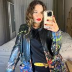 Aslı Bekiroğlu Instagram - Sevdiğim bir outfit oldu. Kırmızı ruj da çok iyiymiş inanılmaz yakışmış. Klasik ruby woo. Ben dün bayaaaa güzelmişim he. Rockstar mısın olum sen havalara bak yaaaaaaa. Küçük bir self love moment yaşadım teşekkürler, sevgiler 🌹