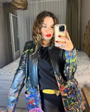 Aslı Bekiroğlu Instagram - Sevdiğim bir outfit oldu. Kırmızı ruj da çok iyiymiş inanılmaz yakışmış. Klasik ruby woo. Ben dün bayaaaa güzelmişim he. Rockstar mısın olum sen havalara bak yaaaaaaa. 
Küçük bir self love moment yaşadım teşekkürler, sevgiler 🌹