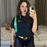 Aslı Bekiroğlu Instagram – Sevdiğim bir outfit oldu. Kırmızı ruj da çok iyiymiş inanılmaz yakışmış. Klasik ruby woo. Ben dün bayaaaa güzelmişim he. Rockstar mısın olum sen havalara bak yaaaaaaa. 
Küçük bir self love moment yaşadım teşekkürler, sevgiler 🌹