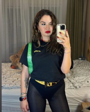 Aslı Bekiroğlu Instagram - Sevdiğim bir outfit oldu. Kırmızı ruj da çok iyiymiş inanılmaz yakışmış. Klasik ruby woo. Ben dün bayaaaa güzelmişim he. Rockstar mısın olum sen havalara bak yaaaaaaa. 
Küçük bir self love moment yaşadım teşekkürler, sevgiler 🌹