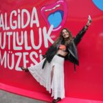 Aslı Bekiroğlu Instagram - Mutluluk🤝Algida ♥️ Koşuşturmacayla unuttuğumuz mutlu olmayı bize yine @algidaturkiye hatırlattı😍 Kanyon’un ortasında yer alan bu mutluluk müzesini 8 Mayıs’a kadar ziyaret edebilirsiniz, zaman tüneline girince gözler dolacak uyarıyim🥹 #AlgidaMutlulukMuzesi #işbirliği