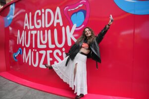 Aslı Bekiroğlu Instagram - Mutluluk🤝Algida ♥️
Koşuşturmacayla unuttuğumuz mutlu olmayı bize yine @algidaturkiye hatırlattı😍
Kanyon’un ortasında yer alan bu mutluluk müzesini 8 Mayıs’a kadar ziyaret edebilirsiniz, zaman tüneline girince gözler dolacak uyarıyim🥹 #AlgidaMutlulukMuzesi
#işbirliği