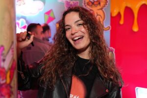 Aslı Bekiroğlu Instagram - Mutluluk🤝Algida ♥️
Koşuşturmacayla unuttuğumuz mutlu olmayı bize yine @algidaturkiye hatırlattı😍
Kanyon’un ortasında yer alan bu mutluluk müzesini 8 Mayıs’a kadar ziyaret edebilirsiniz, zaman tüneline girince gözler dolacak uyarıyim🥹 #AlgidaMutlulukMuzesi
#işbirliği