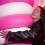 Aslı Bekiroğlu Instagram - Mutluluk🤝Algida ♥️ Koşuşturmacayla unuttuğumuz mutlu olmayı bize yine @algidaturkiye hatırlattı😍 Kanyon’un ortasında yer alan bu mutluluk müzesini 8 Mayıs’a kadar ziyaret edebilirsiniz, zaman tüneline girince gözler dolacak uyarıyim🥹 #AlgidaMutlulukMuzesi #işbirliği