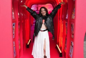 Aslı Bekiroğlu Instagram - Mutluluk🤝Algida ♥️
Koşuşturmacayla unuttuğumuz mutlu olmayı bize yine @algidaturkiye hatırlattı😍
Kanyon’un ortasında yer alan bu mutluluk müzesini 8 Mayıs’a kadar ziyaret edebilirsiniz, zaman tüneline girince gözler dolacak uyarıyim🥹 #AlgidaMutlulukMuzesi
#işbirliği