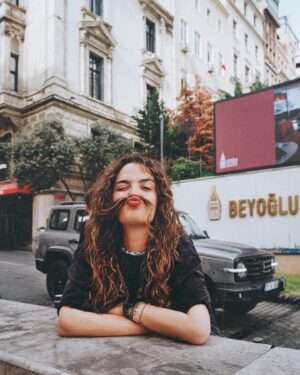 Aslı Bekiroğlu Instagram - Istanbul, bayramda boş musun? 🥀
@mraraz #film