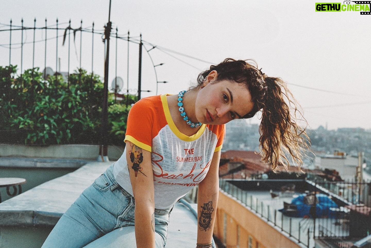 Aslı Bekiroğlu - 3 Likes - @mraraz 🌻