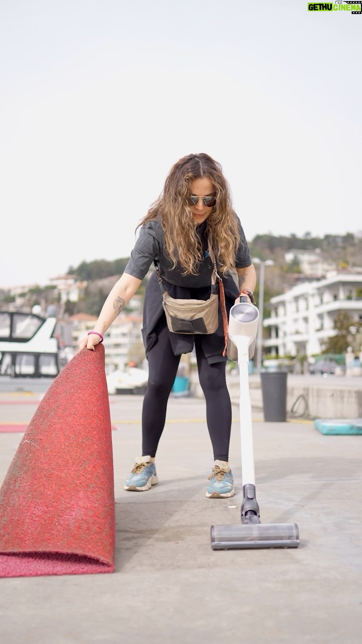 Aslı Bekiroğlu - 3 Likes - Ev temizliği yaparken hızımı alamadım ve LG A9T Ultra’yı kaptığım gibi Bebek sahilini süpürmeye başladım. Hafta sonu sporunuz 🏃🏼♀️ için harika bir sahil sizi bekliyor.
Ayrıca evcil hayvan tüylerini de rahatlıkla süpürmeniz için ayrı başlığı var.
Köpeğim Henry ile test ettim. 🐶
Süpürmemi istediğiniz mahalleyi yorumlarda yazarsanız, ordayım!📍
Çünkü LG A9T Ultra ve iki adet bataryası ile her yeri süpürürüm ben. #reklam #işbirliği #A9TUltra #LGDikeySüpürge #LifesGood @lg_turkiye @rooners.turkiye