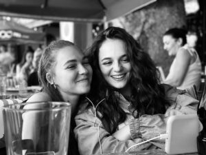 Aslıhan Kapanşahin Instagram - Dostum dostum,güzel dostum🌙 
@burcubinicii ne güzel çekmişsin🤍 
@miraslava.kostyeva