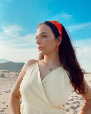 Aslıhan Kapanşahin Instagram - Deniz biraz ilerde ama kum ve güneşimiz tam.🎉 
@miraslava.kostyeva @ceydasmn