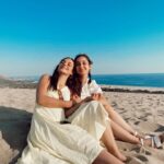 Aslıhan Kapanşahin Instagram – Deniz biraz ilerde ama kum ve güneşimiz tam.🎉 
@miraslava.kostyeva @ceydasmn