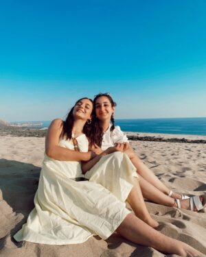 Aslıhan Kapanşahin Instagram - Deniz biraz ilerde ama kum ve güneşimiz tam.🎉 
@miraslava.kostyeva @ceydasmn
